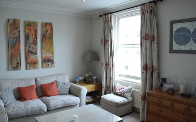 1 Bedroom Chelsea Flat With Balcony