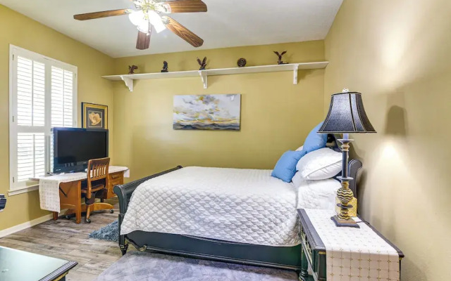 Patio, BBQ & Yard: Family Retreat in Pearland
