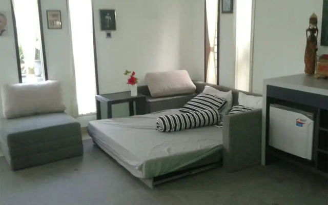 Rumah Putih Abu Abu