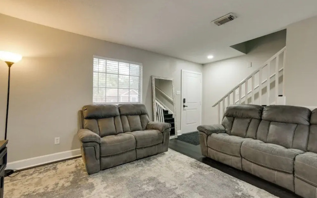 4 Mi to Iah: Suburban Houston Townhome