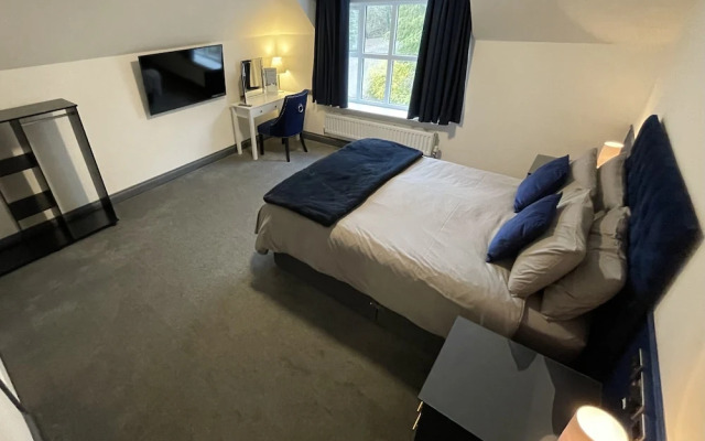 Cadmore Lakeside Hotel