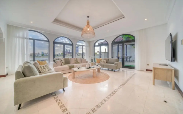 Exclusive 6BR Palm Villa w Private Pool and Beach