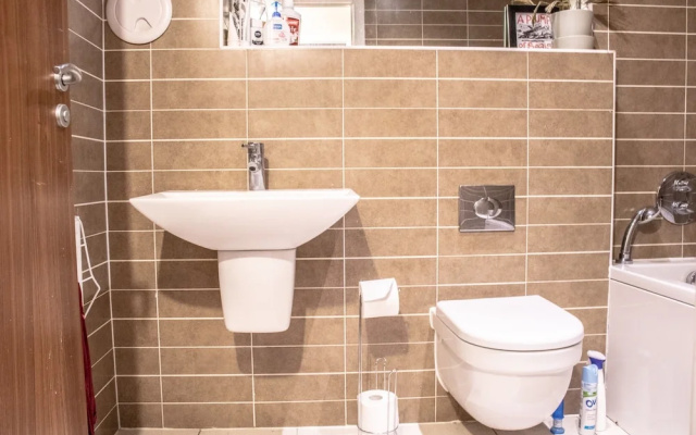 2 Bedroom 2 Bathroom Flat