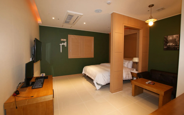 River Hotel
