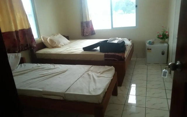 Tropicana Motel & Backpackers