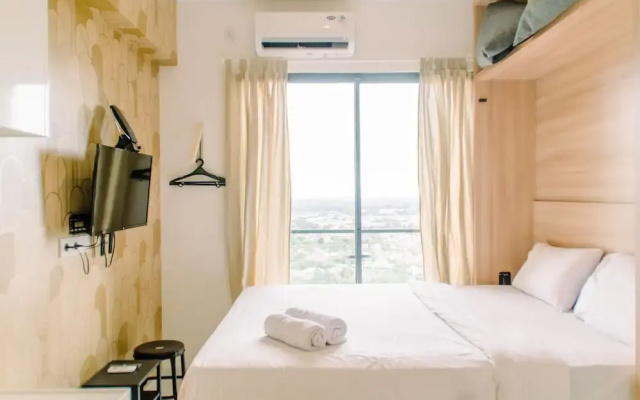 Simple and Cozy Living Studio at Sky House BSD Apartment