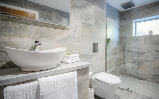 Suite 14 - Sleeping Giant Hotel - PEN Y CAE Inn