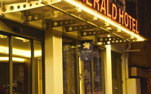 Emerald Hotel вид на фасад
