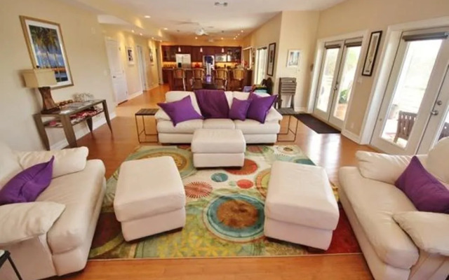 Luxury on the Lagoon Apartment 4