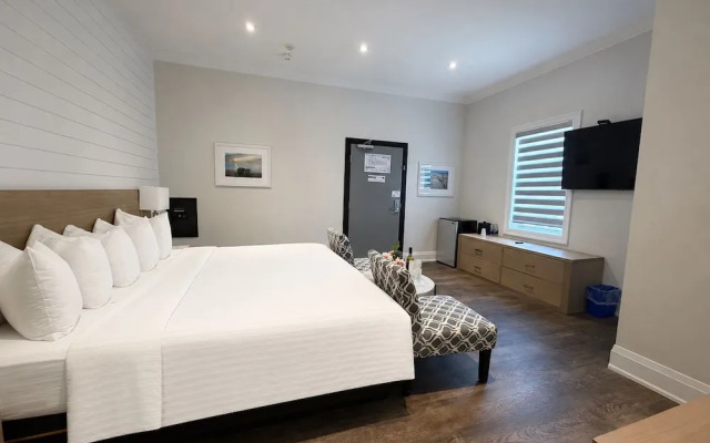 Colonial Hotel & Suites