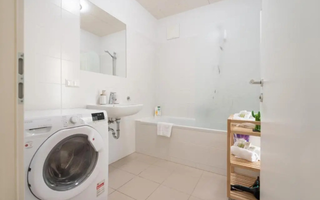 Helles, neues DG Apartment mit Blick zum Donauturm