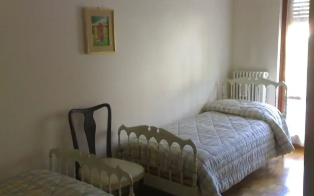 6guests-skiing-mountainviews-fireplace-freeparking