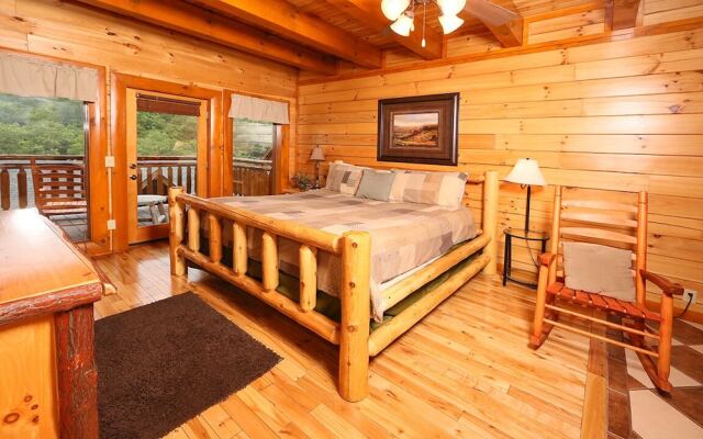 Mountain Movie Inn 6 Br cabin by RedAwning