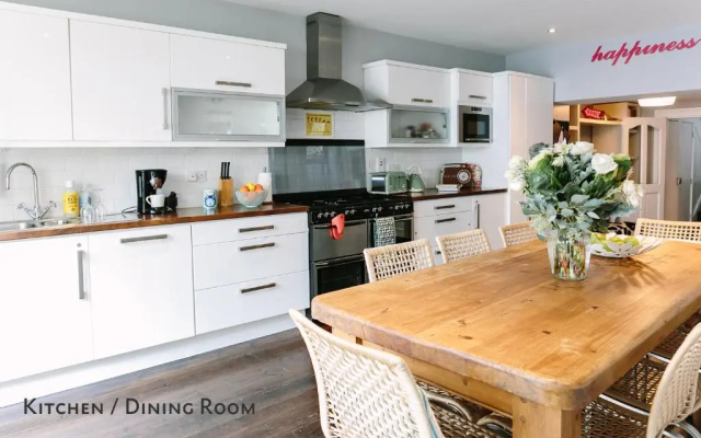 Cosy Home; Sleeps 10/11. City 15 minutes’ walk