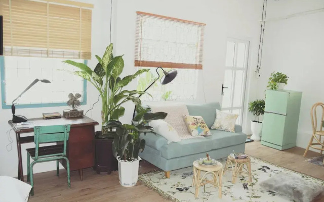 Sunny Greenery oasis in downtown
