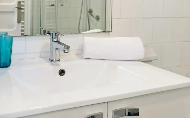 3 Bedroom Apt W/balcony 4 min to Tube