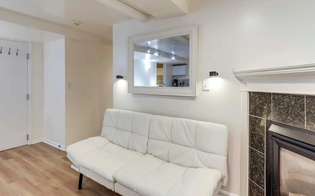 Walkable Green Lake Studio w/ Fireplace