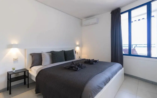Sunny Seaview Modern apt - Pool and Beach Access
