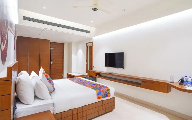Oriva Tulips Inn and Suites - Nr. Majestic
