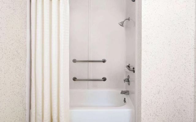 Days Inn & Suites by Wyndham Opelousas