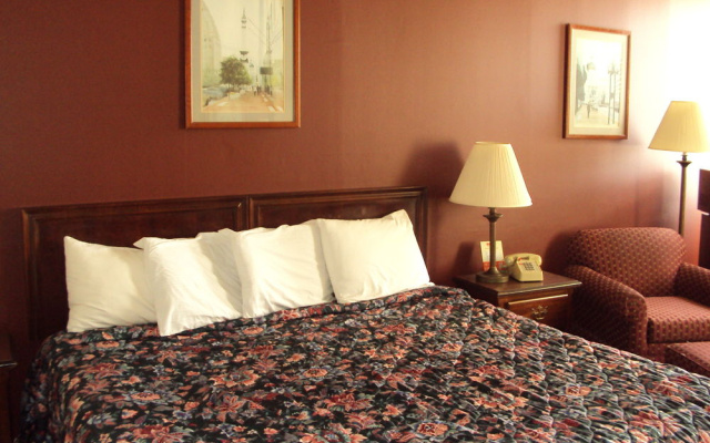 Red Carpet Inn & FantaSuite Hotel
