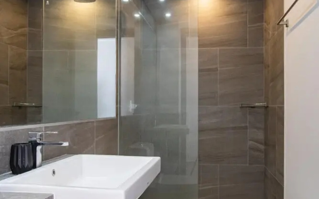 Modern Condo - 1BR & Office T3-528
