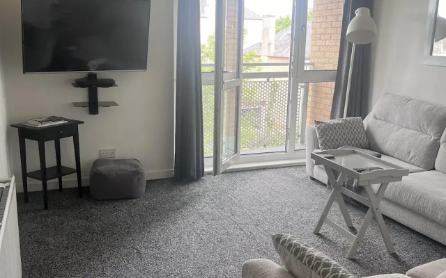 2 Bed Flat - Sleeps 4 - Pets - Parking - Wifi
