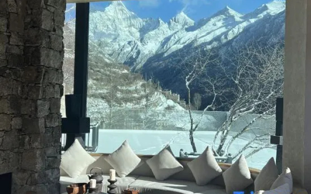Siguniang Mountain Starry Peak Moonlit Cliff  Retreat（Changping Valley）