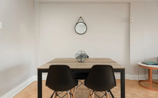 Bold Downtown Montréal Suites by Sonder