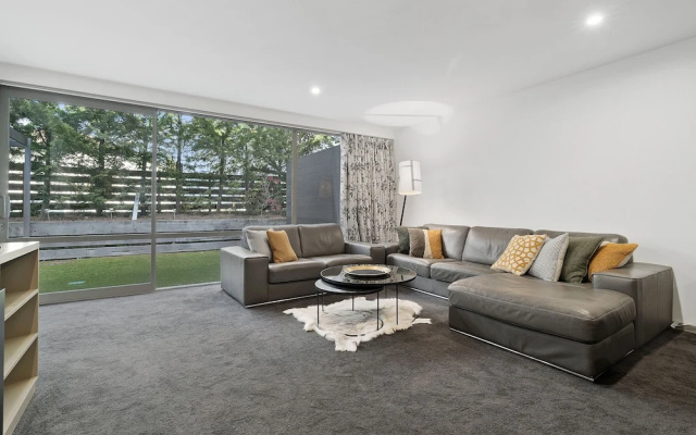 Central Location - Contemporary 2 Bedroom Aptm