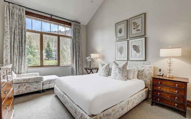 Refined 5 BR Private Home with Private Hot Tub by RedAwning