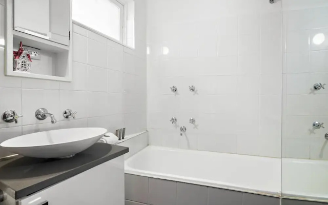 Sunny 1-bed With Parking Near Arts Precinct