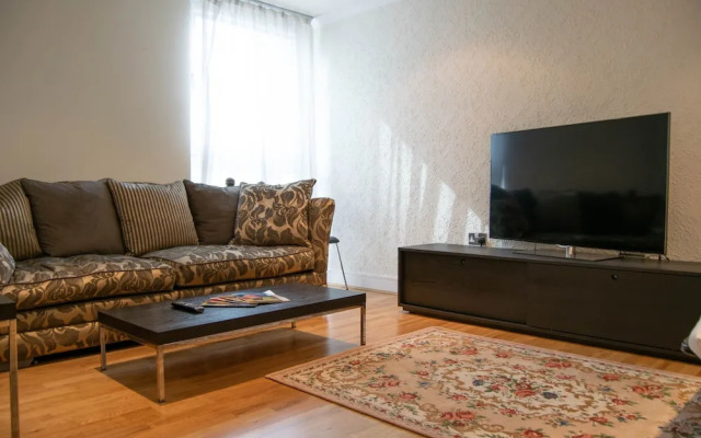 1 Bedroom Flat With Balcony Near Canary Wharf