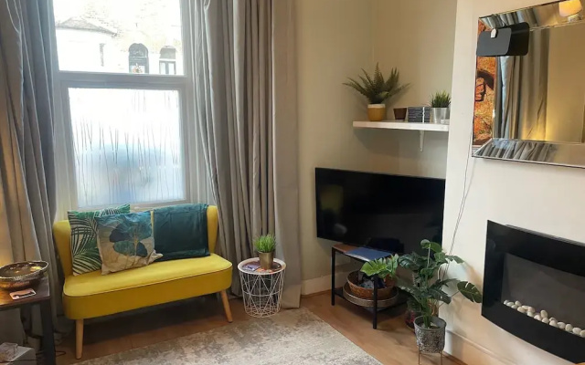 1 Bed Victorian Flat Sleeps 4 - Garden & Patio