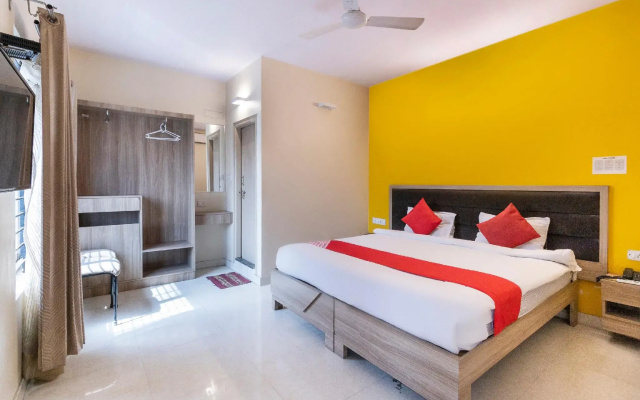 OYO 9605 Hotel Golden Inn