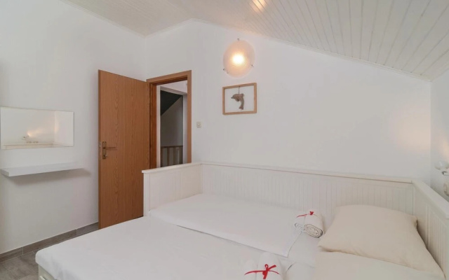 Awesome Apartment in Postira With 5 Bedrooms and Wifi