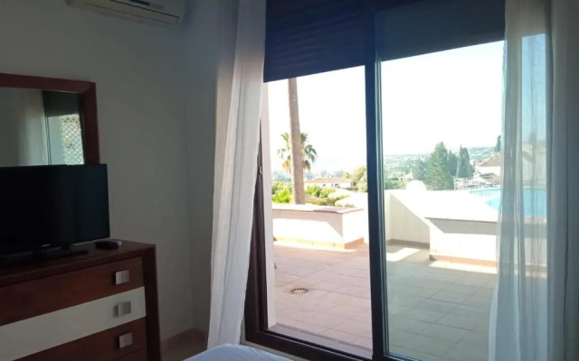 Luxury apartment with sea views in golf area.