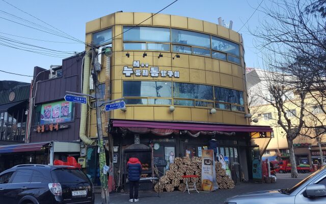 Seoul Forest Guesthouse - Hostel вид на фасад