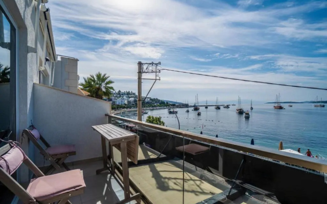 Seafront Flat With Fascinating Sea View in Bodrum