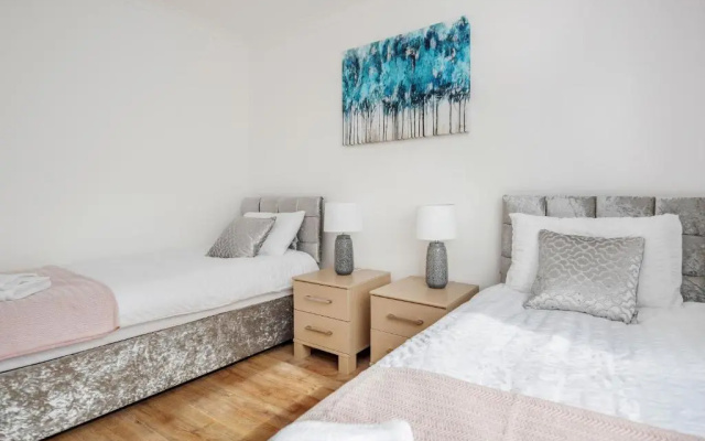 Lovely 4-bedroom House Near Romford Station