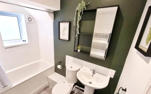 STYLISH 2 Bed APARTMENT WITH PARKING