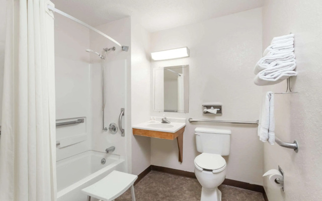 Super 8 by Wyndham Sidney NY