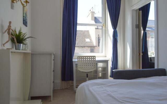 Отель 2 Bedroom Flat In Central Edinburgh Эдинбург комната для гостей