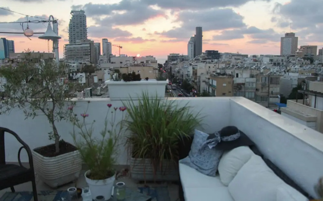 Bograshov Penthouse steps from the beach