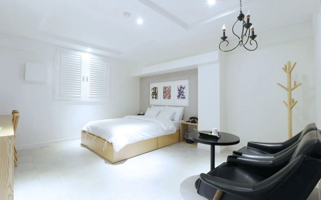 Hotel S