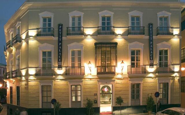 Отель Petit Palace Santa Cruz Испания, Севилья - отзывы, цены и фото номеров - забронировать отель Petit Palace Santa Cruz онлайн вид на фасад