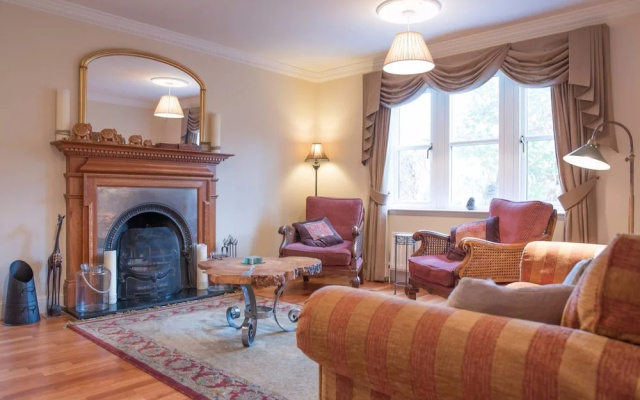 5 Bedroom House With Free Parking