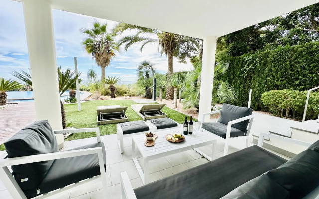 A001 - Villa de lujo en primera línea de mar