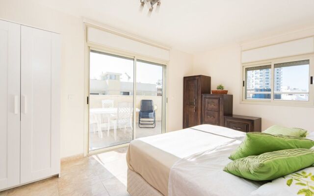 MAMAD - Spacious Duplex with Terrace 3-min From the Beach