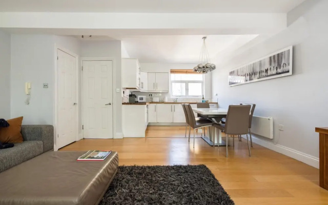 London Is Yours  2 Bedroom in Kensington